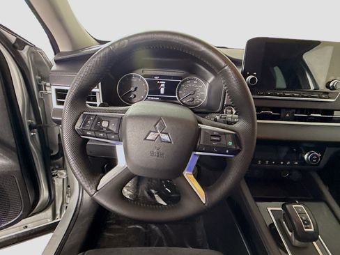 Used 2023 Mitsubishi Outlander SE FWD image 13