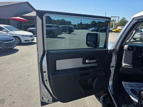 Used 2007 Toyota FJ Cruiser 2WD w/ Upgrade Pkg 1 image 8