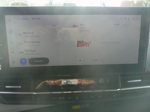 Used 2025 Toyota Sienna XLE image 24