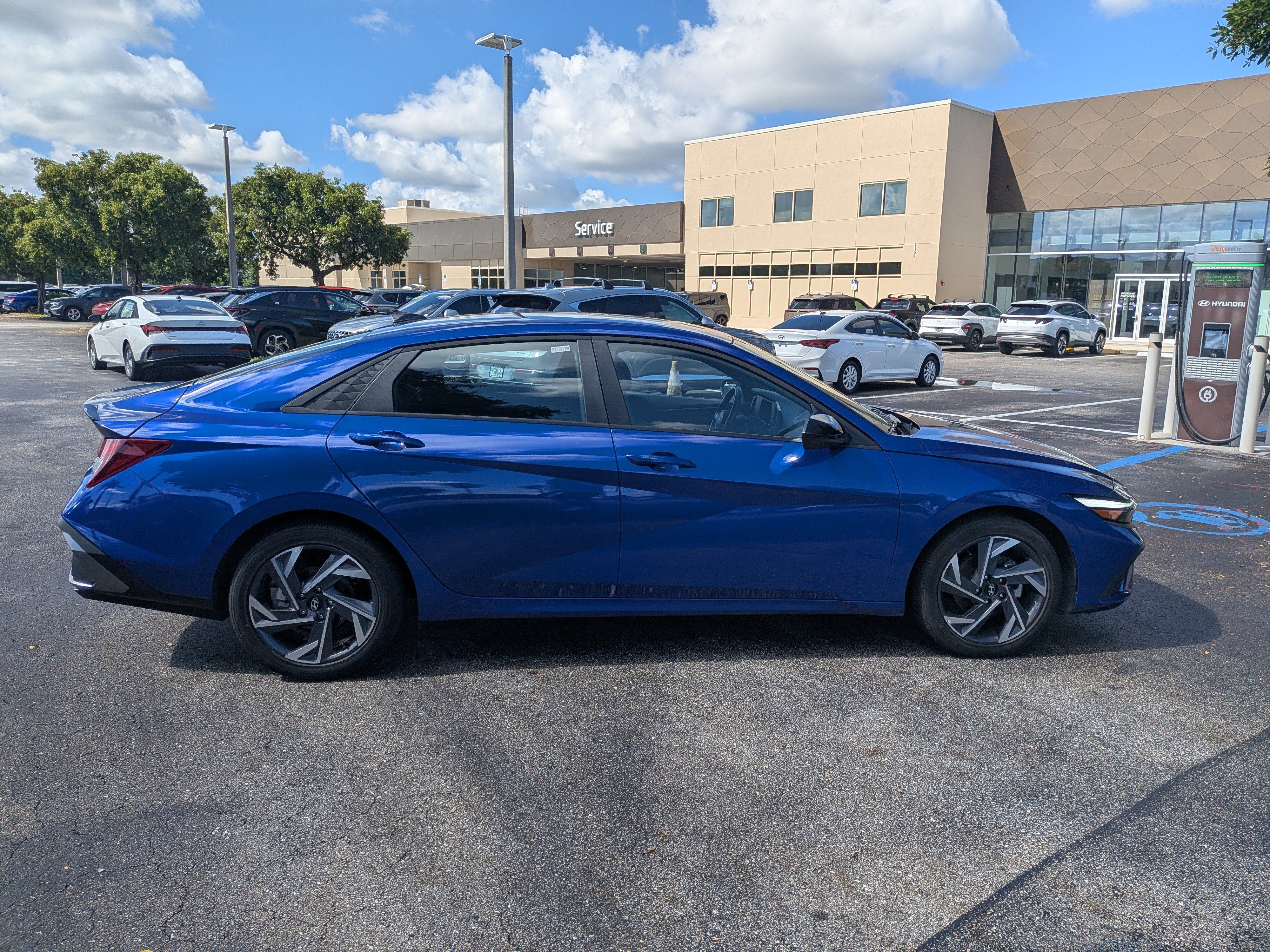 Used 2025 Hyundai Elantra Sport FWD image 3