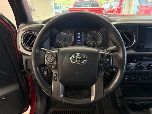 Used 2017 Toyota Tacoma TRD Sport AWD/4WD image 12