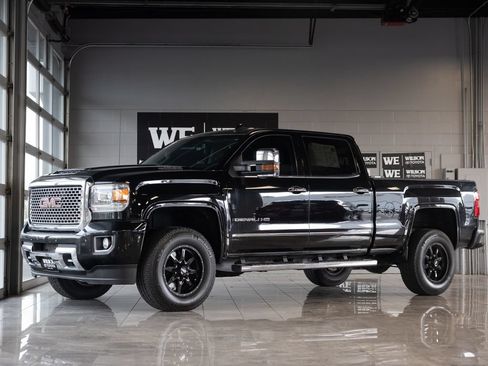 Used 2017 GMC Sierra 2500 Denali w/ Duramax Plus Package AWD/4WD image 2