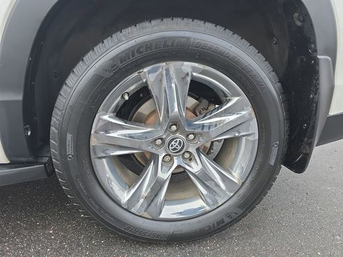 Certified 2019 Toyota Highlander Limited Platinum image 38