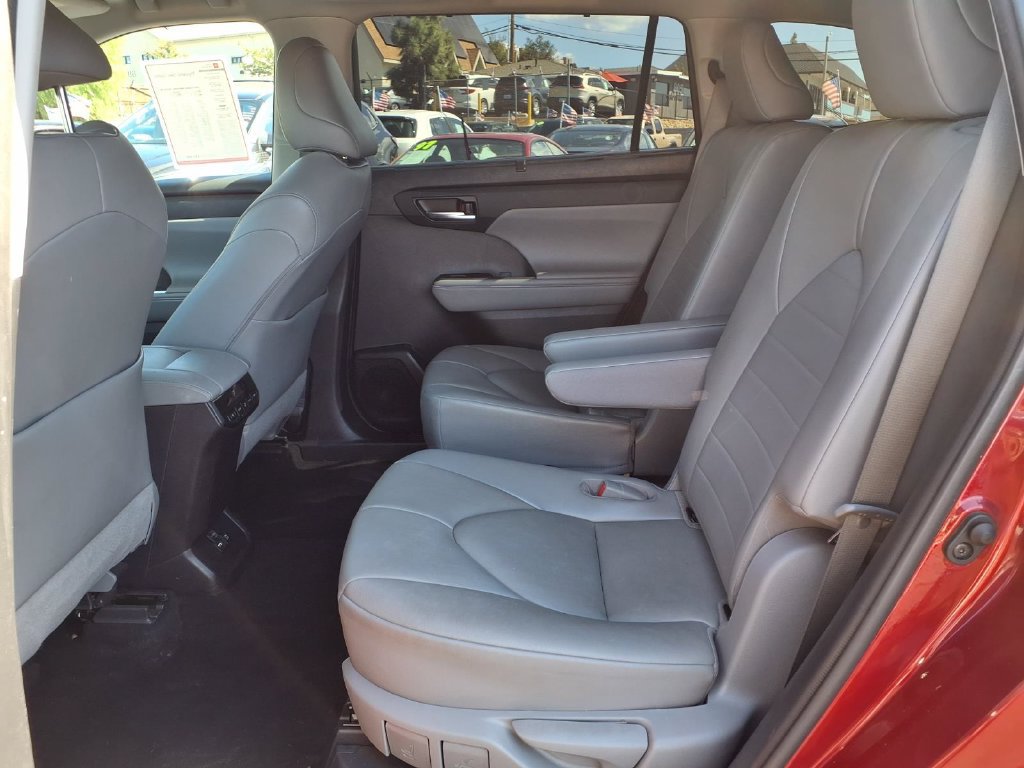Certified 2021 Toyota Highlander XLE AWD/4WD image 23