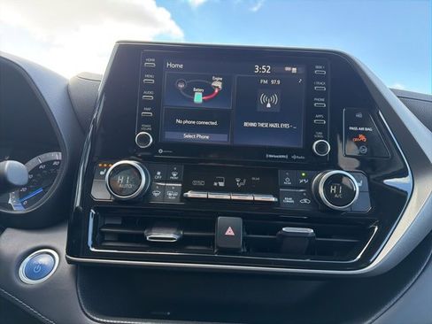 Used 2021 Toyota Highlander LE image 26