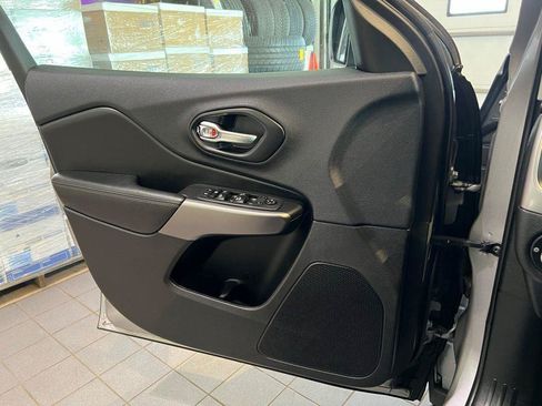 Used 2019 Jeep Cherokee Latitude Plus w/ Cold Weather Group AWD/4WD image 15