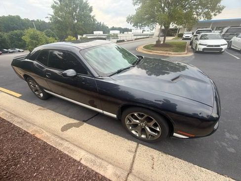 Used 2017 Dodge Challenger SXT RWD image 4