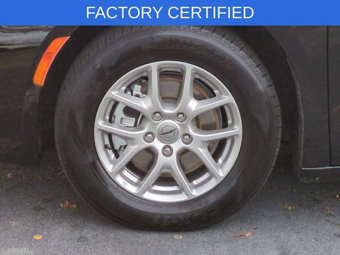 Certified 2024 Chrysler Pacifica Touring-L image 10