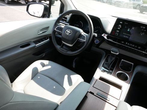 Used 2024 Toyota Sienna XLE FWD image 9