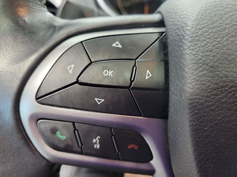 Used 2019 Jeep Cherokee Latitude Plus w/ Comfort/Convenience Group AWD/4WD image 35