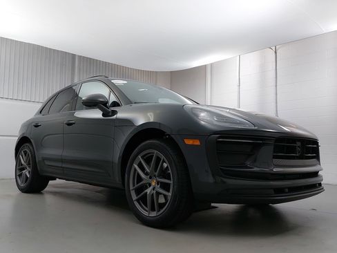 Used 2025 Porsche Macan image 9