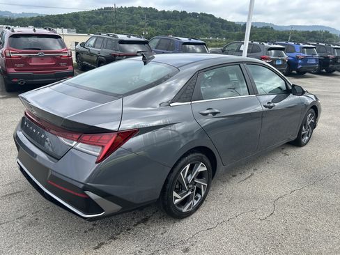 Used 2025 Hyundai Elantra SEL FWD image 4