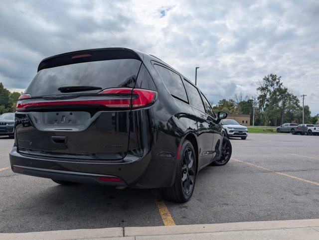 Used 2025 Chrysler Pacifica Limited FWD image 4