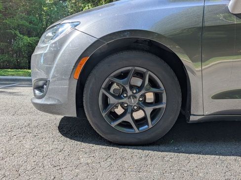 Used 2018 Chrysler Pacifica Touring Plus w/ S Appearance Package FWD image 12