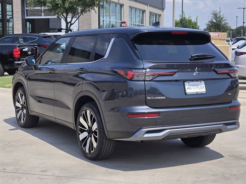 New 2025 Mitsubishi Outlander SE image 3