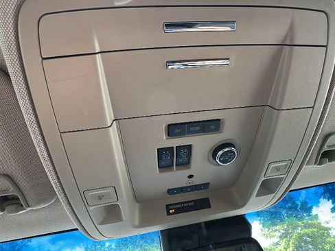 Used 2018 GMC Yukon SLT w/ Open Road Package AWD/4WD image 18