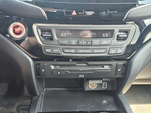 Used 2020 Honda Pilot Touring image 13