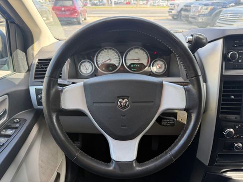 Used 2010 Dodge Grand Caravan SXT image 6