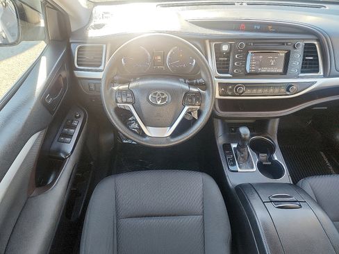 Used 2019 Toyota Highlander LE image 12
