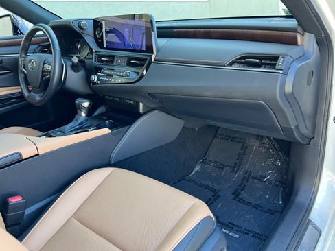 Used 2025 Lexus ES 300h w/ Premium Package FWD image 32