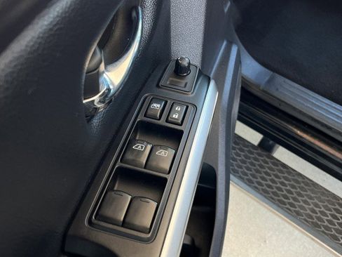 Used 2018 Nissan Titan SV image 13