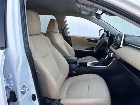 Used 2025 Toyota RAV4 XLE image 29