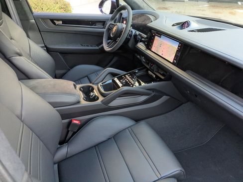 New 2026 Porsche Cayenne GTS image 27