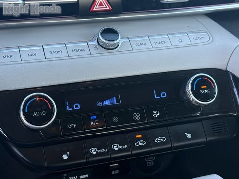 Used 2024 Hyundai Elantra Limited image 22