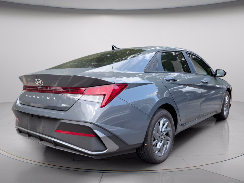 Used 2026 Hyundai Elantra Hybrid FWD image 7