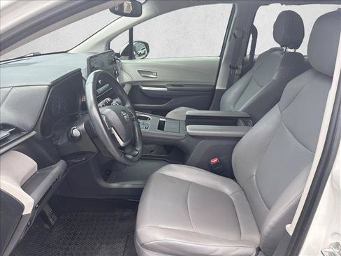 Used 2021 Toyota Sienna XLE FWD image 10