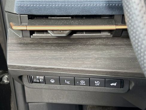 Used 2025 Nissan Ariya Platinum image 9