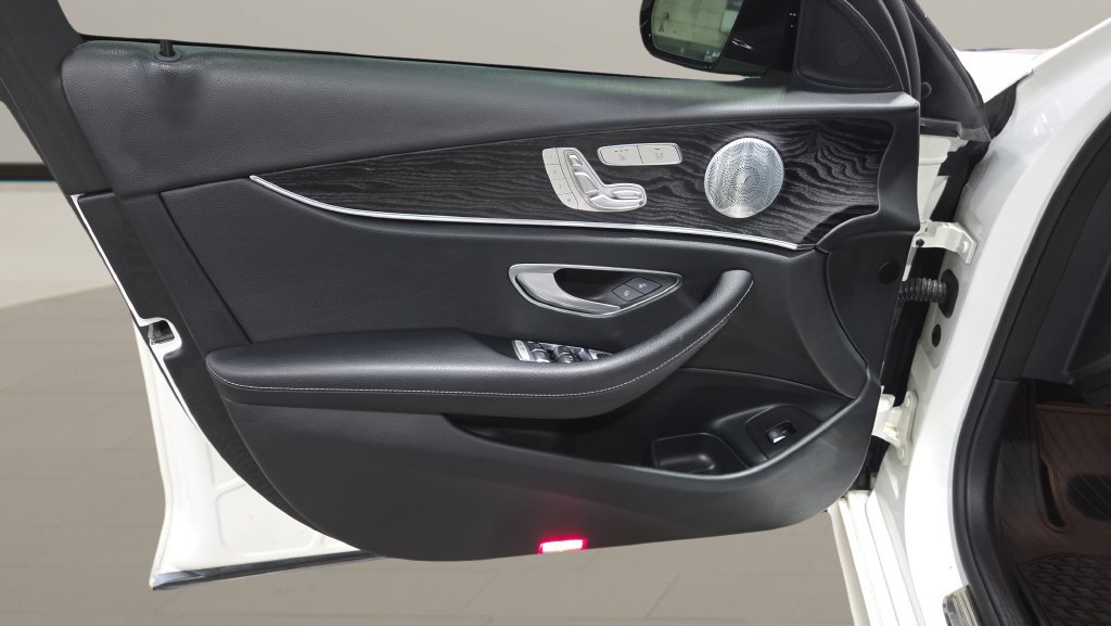 Used 2020 Mercedes-Benz E 350 4MATIC Sedan w/ Parking Assistance Package image 7