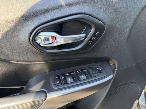 Used 2019 Jeep Cherokee Limited AWD/4WD image 16