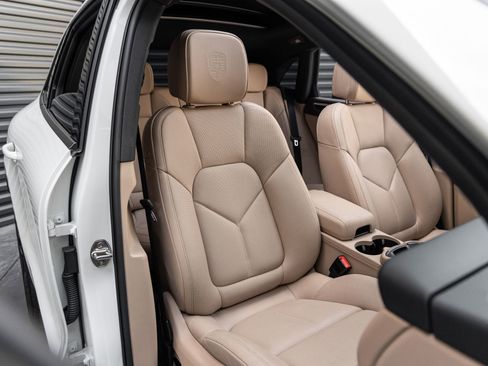 Certified 2025 Porsche Macan AWD/4WD image 35