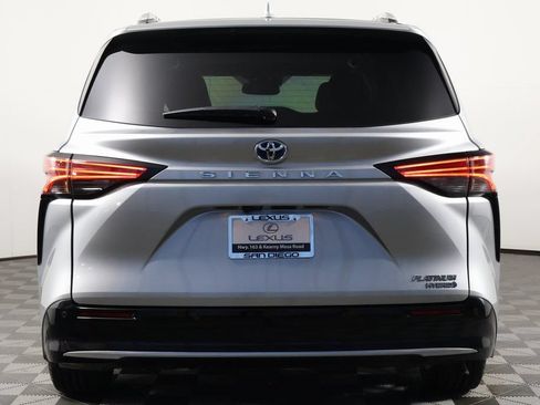 Used 2023 Toyota Sienna Platinum FWD image 5