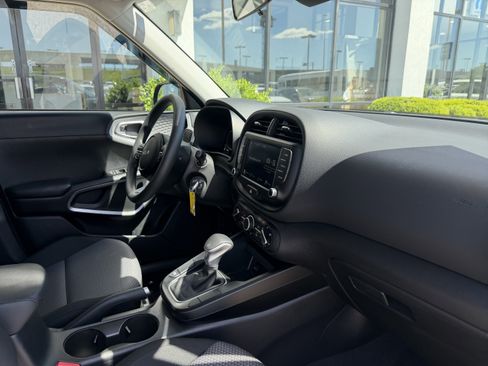 Used 2025 Kia Soul LX FWD image 21