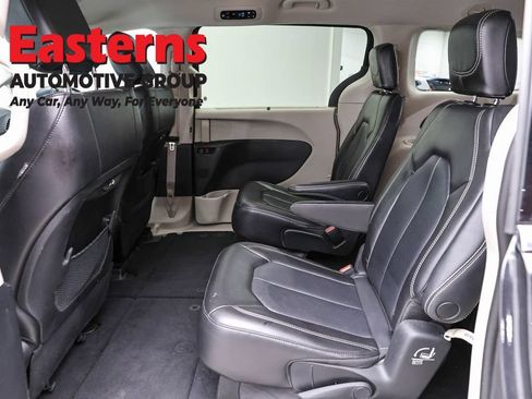 Used 2023 Chrysler Pacifica Touring-L FWD image 22