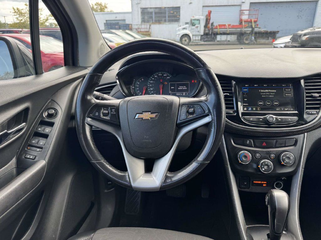 Used 2019 Chevrolet Trax LT w/ LT Convenience Package FWD image 17