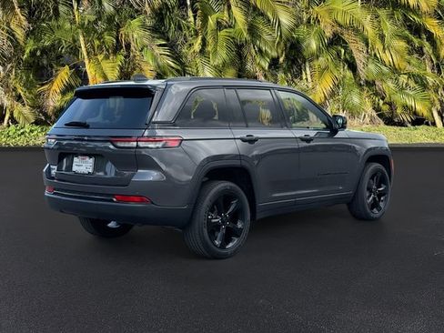 Used 2024 Jeep Grand Cherokee Altitude AWD/4WD image 5