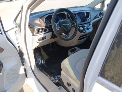 Used 2017 Chrysler Pacifica Touring w/ Tire & Wheel Group FWD image 45