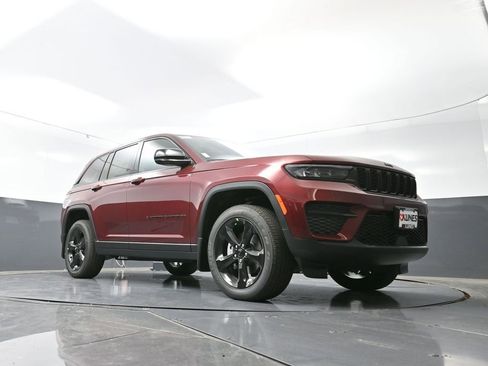 New 2025 Jeep Grand Cherokee Altitude w/ Trailer Tow Package image 38