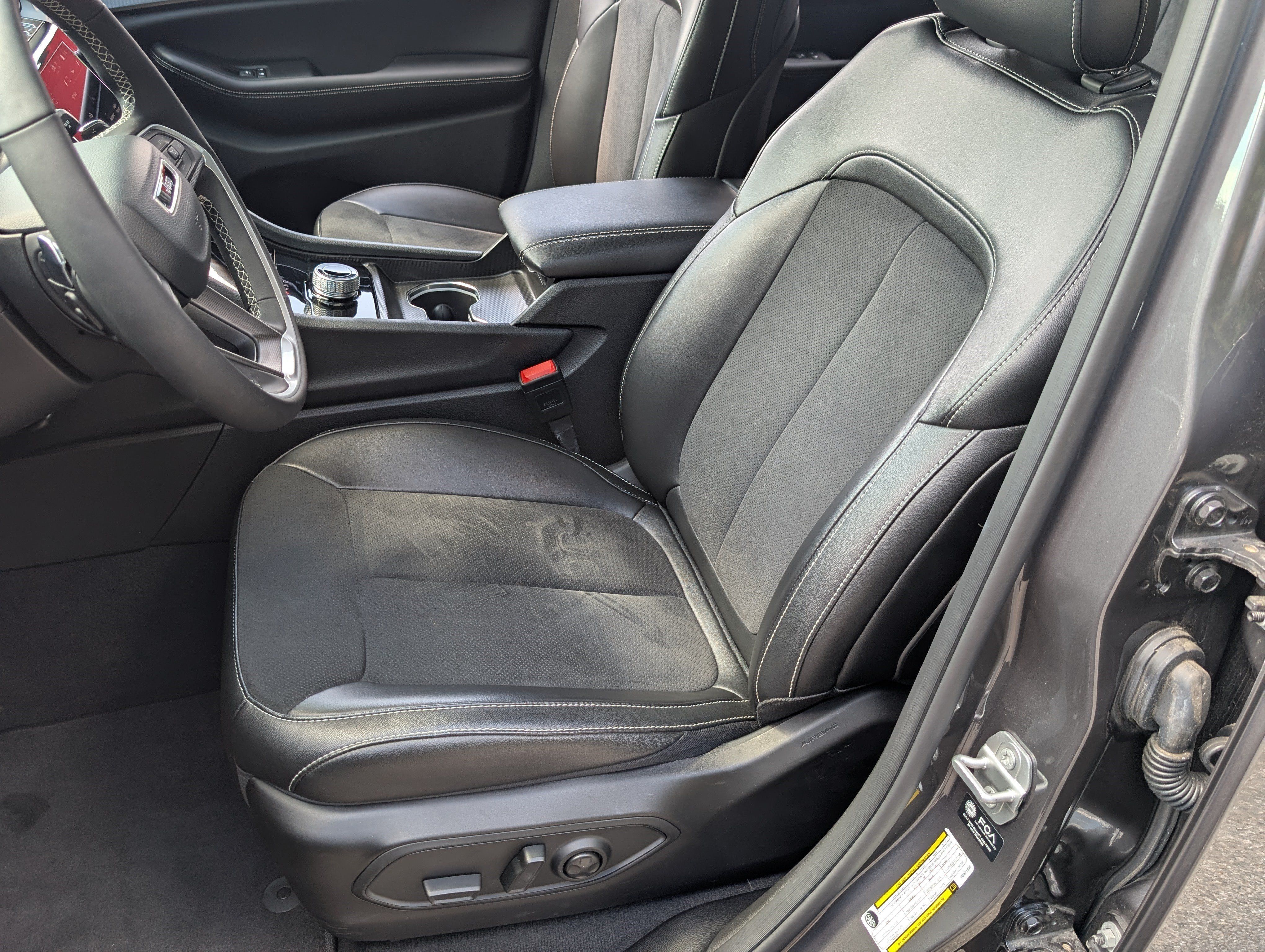 Used 2024 Jeep Grand Cherokee Altitude RWD image 16