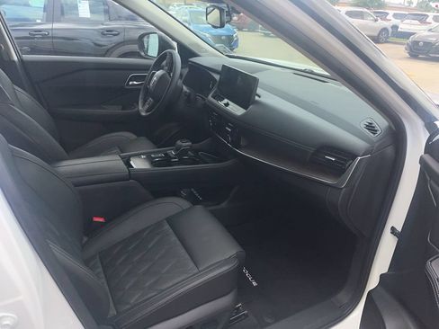 Used 2025 Nissan Kicks SV FWD image 6