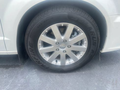 Used 2013 Chrysler Town & Country Touring FWD image 30