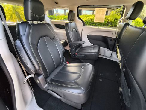 Used 2020 Chrysler Voyager Lxi image 12