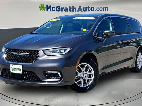 Used 2023 Chrysler Pacifica Touring-L FWD image 3