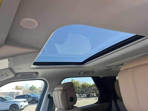 New 2025 Land Rover Discovery Metropolitan Edition image 12