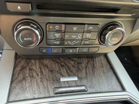 Used 2017 Ford F250 Lariat w/ Lariat Ultimate Package AWD/4WD image 28
