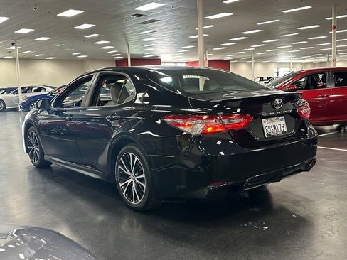 Used 2018 Toyota Camry SE FWD image 5