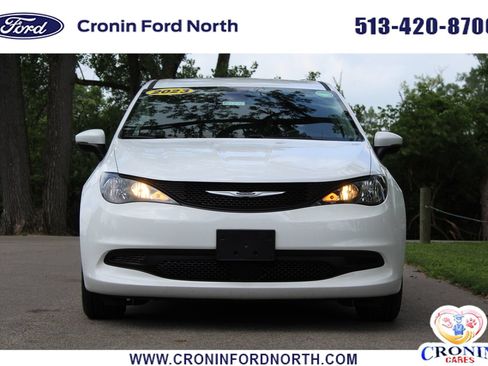 Used 2023 Chrysler Voyager LX FWD image 2